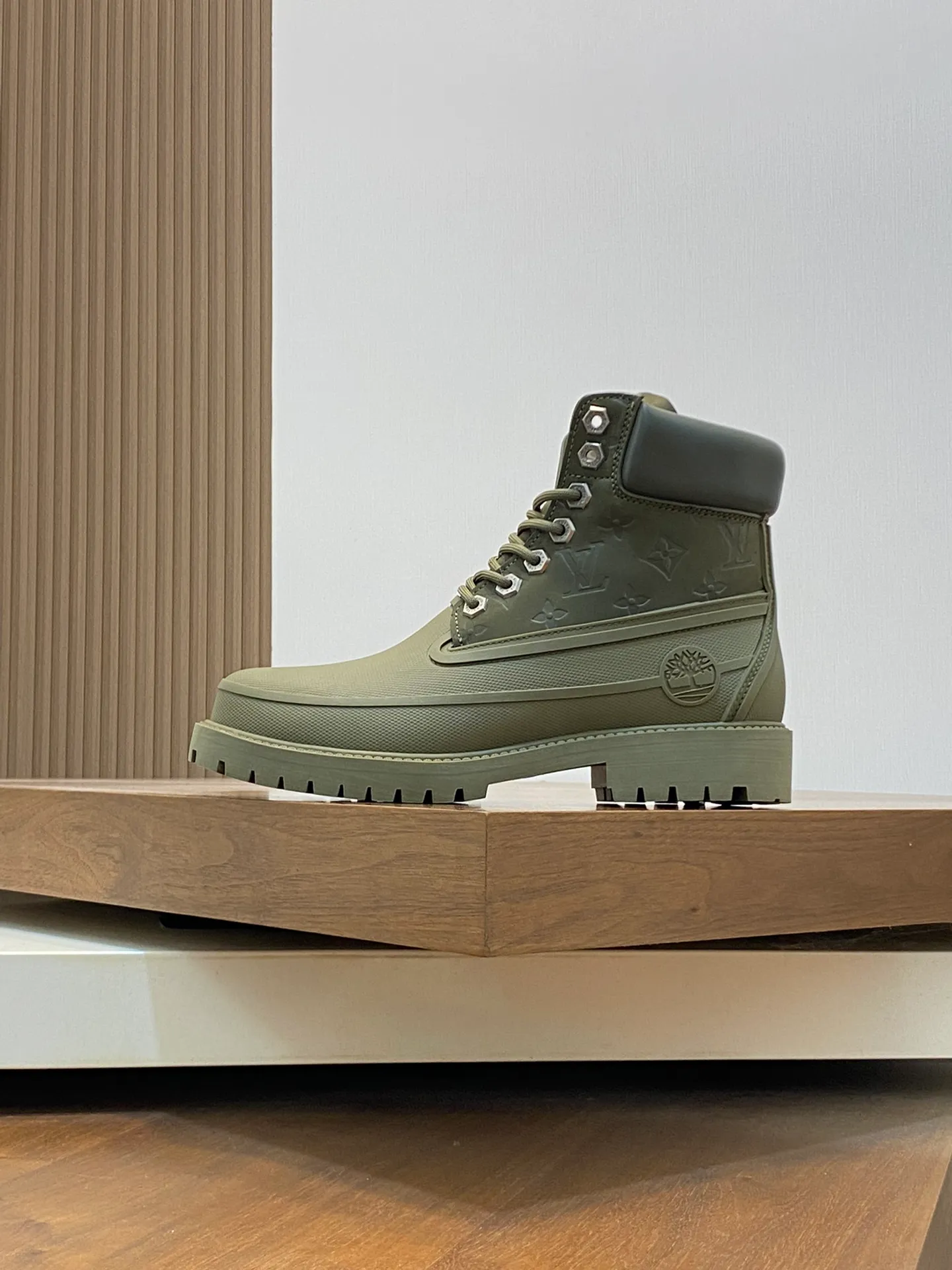 Men's men's shoes💰💰760 Top LV 2025 autumn and winter menswear show. The Monogram embossed tongue, original Timberland laces and outsole are exquisite details, the leather label expresses the cooperation logo, and the delivery counter is exquisitely packaged! Math 39-44 (order 45)